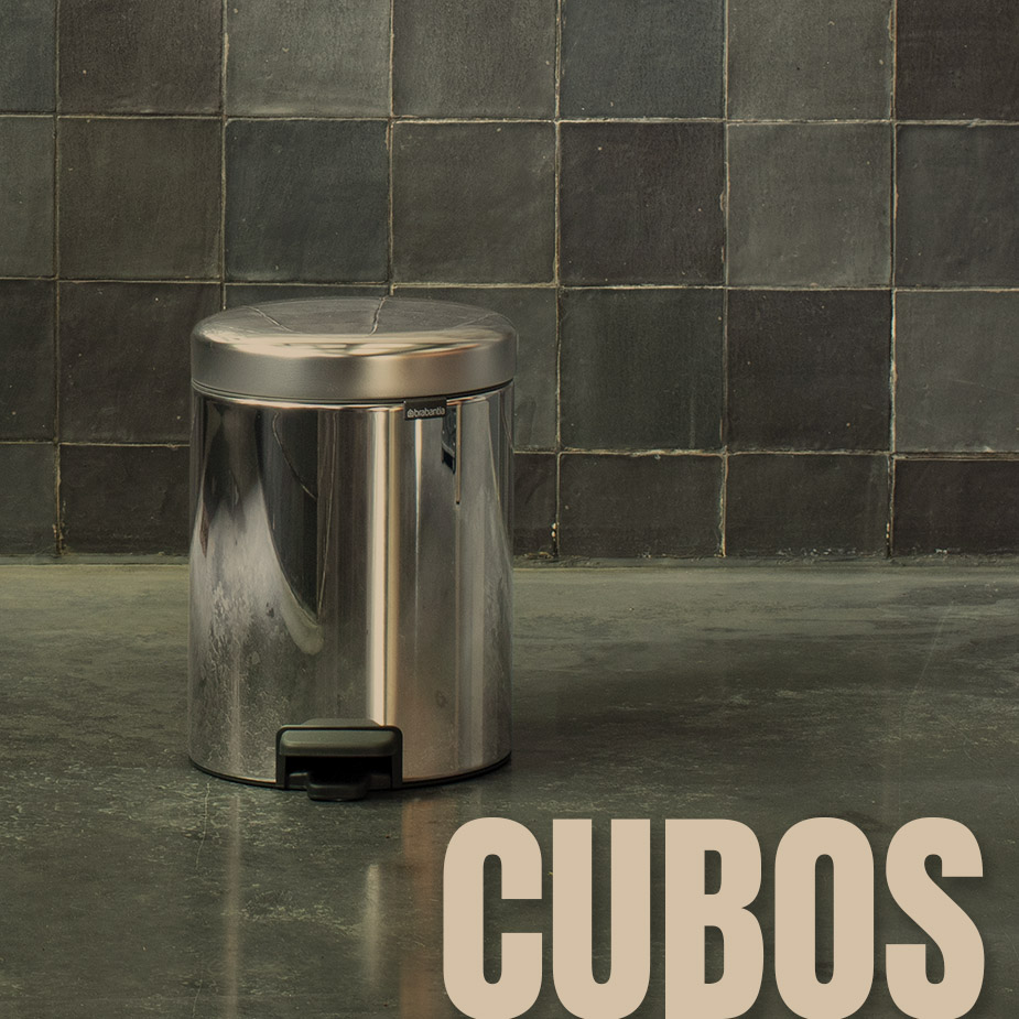 Cubos de pedal para baños de hoteles
